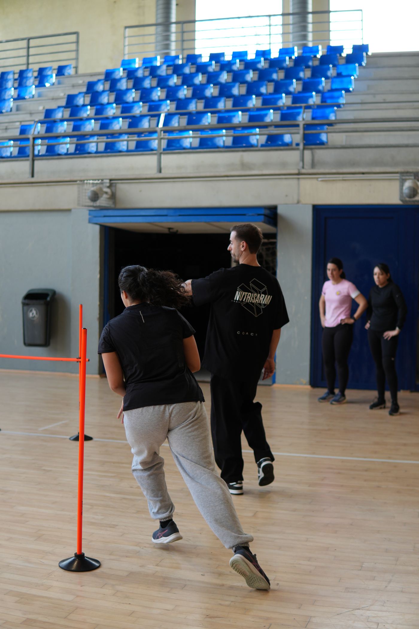 Entrenamiento de circuito de agilidad en el Polideportivo Artunduaga de Basauri